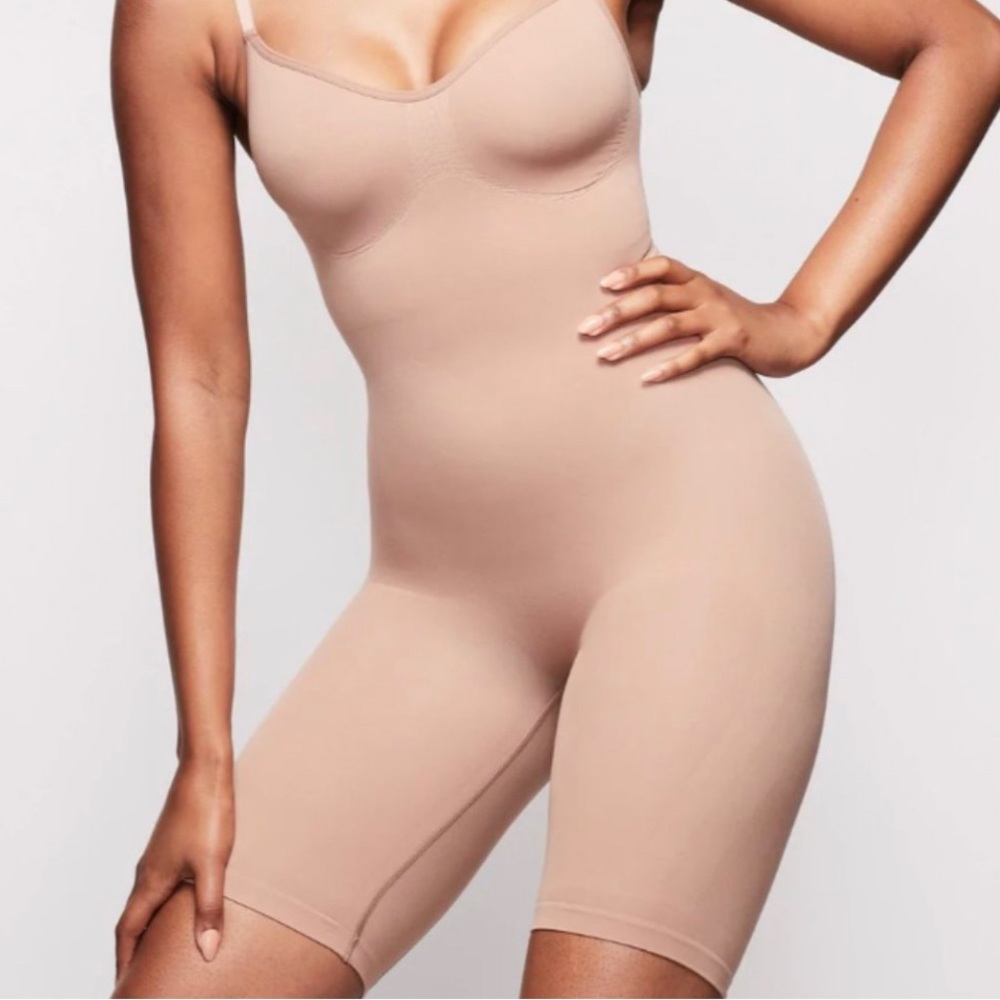 SKIMS. S/M Sculpting bodysuit mid thigh. Brand New